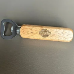 Tradera Stilfull Kapsylöppnare med Gravyr - Harley Davidson| Merchandise
