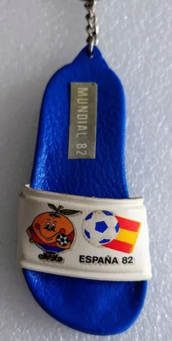 Tradera STOR NYCKELRING - FLIPFLOP SPANIEN VM 1982 - MUNDIAL 82 - FOTBOLL> Nøgleringe