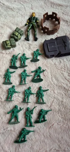 Tradera Stort set med leksakssoldater, fortifikationsdel och actionfigur| Militærlegetøj