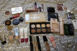 Tradera Stort sminkpaket - Caia, Hickap, Urban Decay m.m> Makeup
