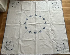 Shop Större äldre broderad duk vit blå bomull vintage ca 130x130 cm brodyr stuga Tekstiler