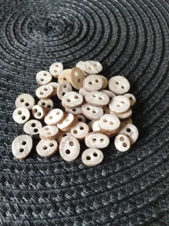 Store 30stycken små renhornsknappar till armband mm Kunsthåndværk