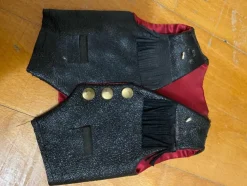 Tradera Svart liten väst med röd innerfoder för t.ex vinflaskor| Dekorationer