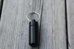 Tradera Svart pillerbox med nyckelring i aluminium, pillerburk för medicin| Rejsetilbehør