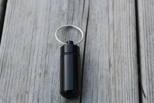 Tradera Svart pillerbox med nyckelring i aluminium, pillerburk för medicin| Rejsetilbehør
