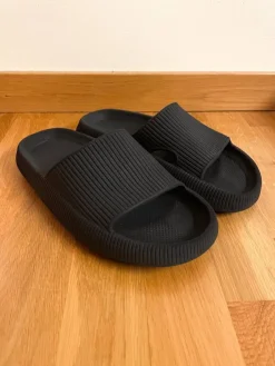 Tradera Svarta molntofflor/badtofflor 40-41> Andre Skoprodukter