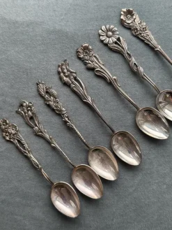 Online Svenska flora GEWE 7 st antika silverskedar med blomstermotiv Sølv
