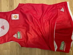 Tradera Täby Basketbollsutrustning - Peak tröja och shorts + 2 basketbollar> Basket