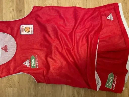 Tradera Täby Basketbollsutrustning - Peak tröja och shorts + 2 basketbollar> Basket