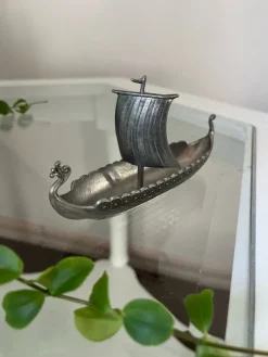 Sale Tennbåt Vikingskepp från Sjögrens Tomelilla Tin & Messing