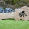 Tradera THE BEATLES. KLOCKA MED LÄDER ARMBAND, I TRÄ SCHATULL AV EN GITARR> Musikmemorabilia