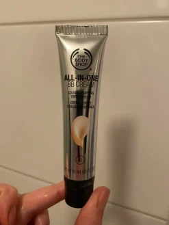 Tradera The Body Shop All-in-One BB Cream 02> Makeup