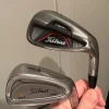 Tradera Titleist AP1 712 8:a och en Titleist 981 järn 7> Golf