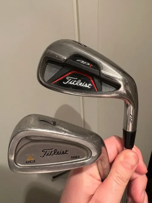 Tradera Titleist AP1 712 8:a och en Titleist 981 järn 7> Golf