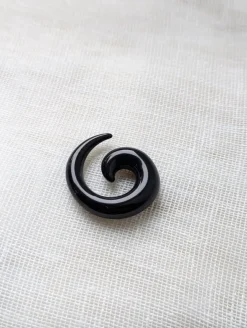 Tradera Töjning | svart spiral (8 mm)> Piercinger