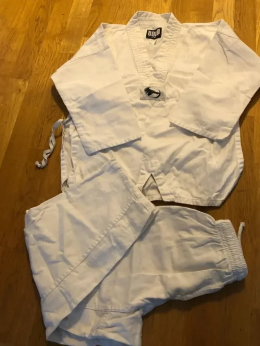 Tradera TKD dräkt barn 140 cl> Kampsport