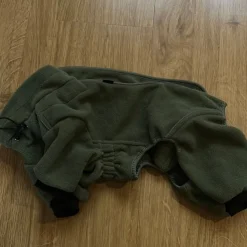 Tradera traxx armygrönt hundoverall, storlek 35> Kæledyrstilbehør
