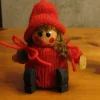Outlet Träfigur flicka röda kläder Svenskt hantverk Vintage 1970-tal Kunsthåndværk
