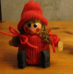 Outlet Träfigur flicka röda kläder Svenskt hantverk Vintage 1970-tal Kunsthåndværk