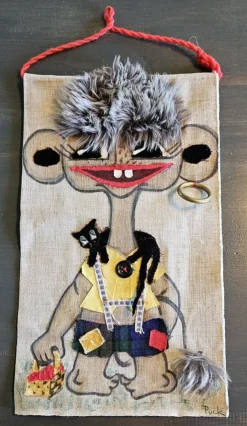Outlet Troll Bonad i linnetyg, målad och med applikationer, pälshår, Signerad Puck. Tekstiler