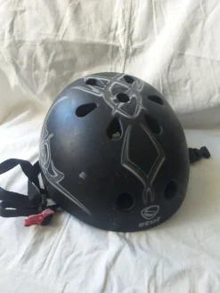 Tradera Tuff hjälm skidor skateboard inlines cykelhjälm etc. stl L 58-56 STUF> Øvrigt Sport & Fritid
