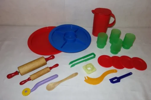Tradera TUPPERWARE Set bakning och tillbehör till barn inkl kavlar i trä| Tupperware