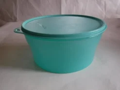 Tradera Tuppeware burk rymmer ca 1,9 l i mycket bra skick| Tupperware