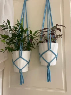 Tradera Två Amplar för blomkrukor, makramé, ljusblåa smårandiga (16-20 cm)| Potter & Plantedyrknings-systemer