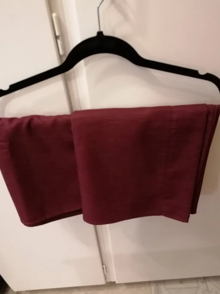 Tradera Två eleganta mörkröda gardiner| Boligtekstiler