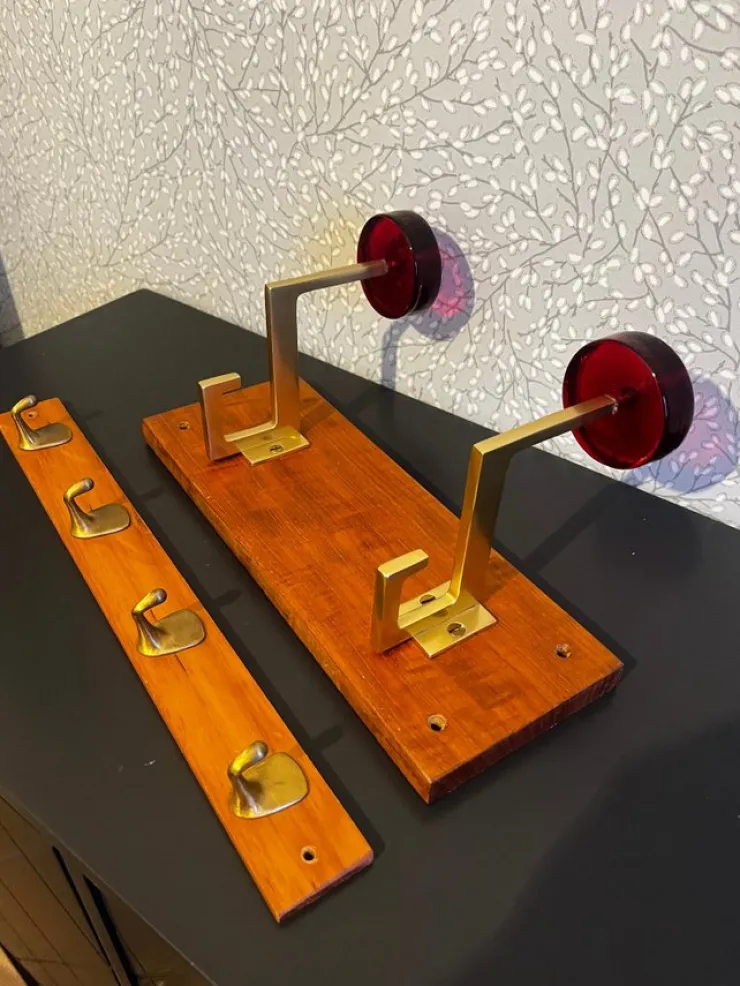 Store Två fina hängare, kroklist i mässing & teak Kappkrok med glasknopp Retro 60-tal Kroge, Håndtag & Beslag