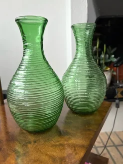New Två gröna glasvaser med räfflat mönster Glas