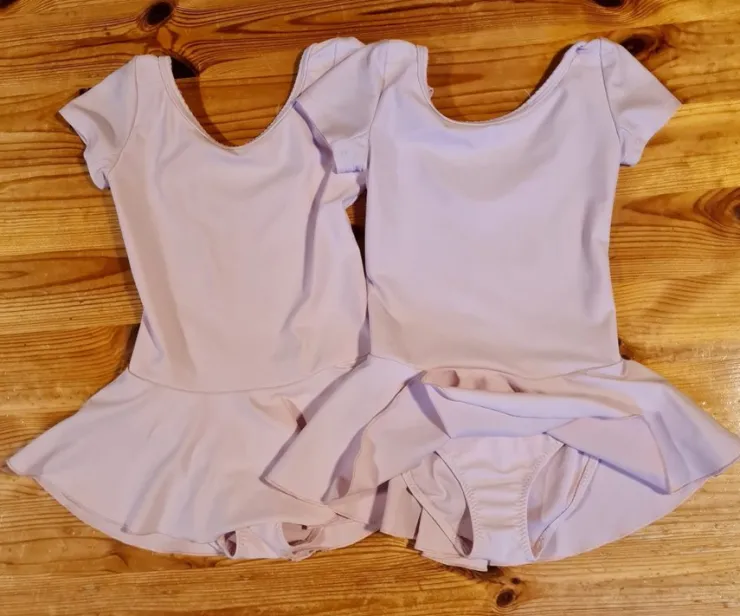 Tradera Två stycken gammelrosa balettdräkt/gymnastikdräkt stl. 98> Gymnastik