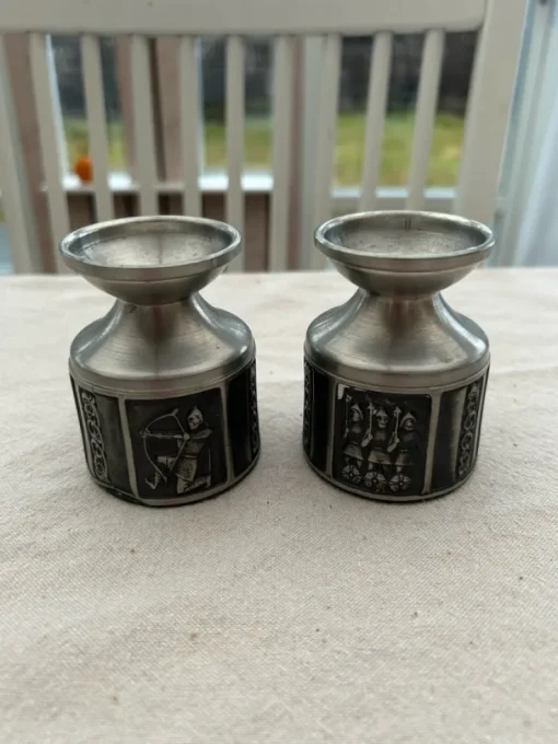 Outlet Två tennljushållare med medeltida motiv Kongetinn Pewter Tin & Messing