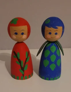 Sale Två trädockor blåbärflicka & lingonflicka Borås hemslöjd Kunsthåndværk