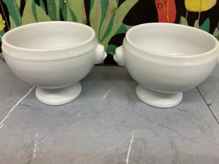 Tradera Två vita soppskålar med Lejon handtag| Projektorer