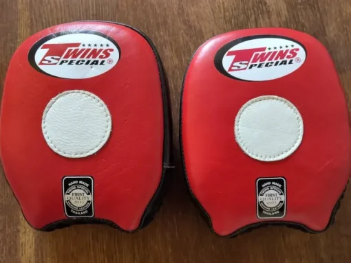 Tradera Twins Special mittsar (boxning, Muay Thai, MMA, taekwondo, mitts, mits)> Kampsport