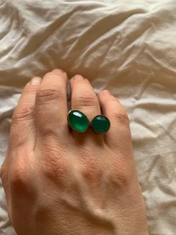 Tradera Vacker ring med två gröna stenar bohemia collection> Ringe