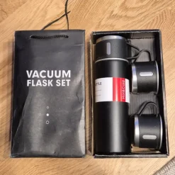 Tradera Vakuumflaska med tre muggar - 500ml. Svarta. Termos.> Camping & Vandring