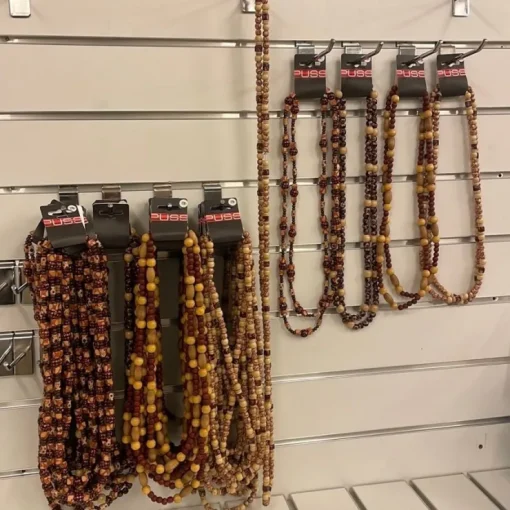 New Varuparti 35st halsband i trä utrop 1kr Varepartier