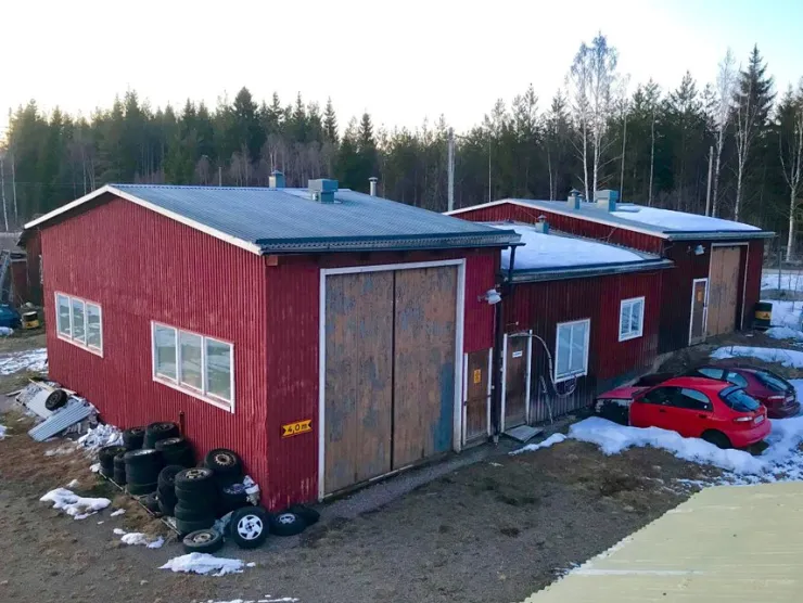 New Verkstadsfastighet fd stor bilverkstad mellan Ljusdal och Ånge. Inhägnad sjötomt Boliger Og Lokaler