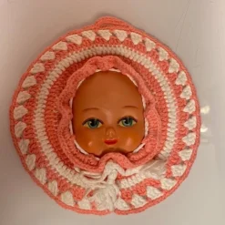 Tradera Väggdekoration docka Kitsch Retro Vintage| Indretningsdetaljer