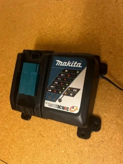 Flash Sale Väggfäste Makita laddare Værksted