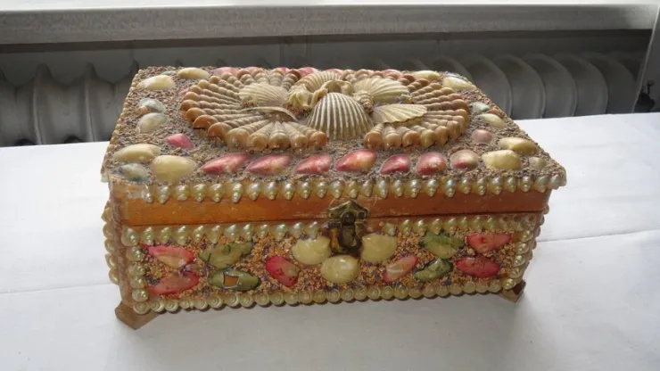 Tradera VINTAGE 1950-60 TAL / SMYCKESSKRIN beströdd med SNÄCKOR - LJUS BJÖRK> Smykkeskrin & -opbevaring