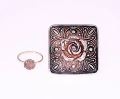 Tradera Vintage children's jewellery bundle-metal hair clip-metal / plastic ring-9.5g> Smykkesæt
