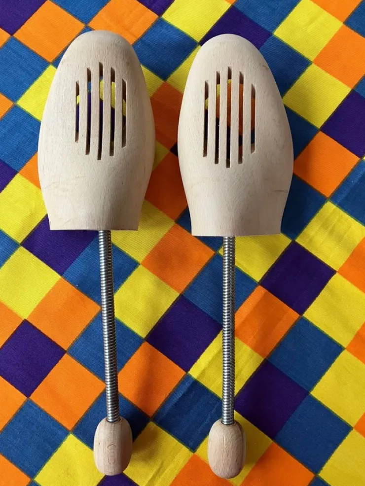 Tradera Vintage gamla Skoblock i trä med fjäder stl 44 / 45> Skopleje