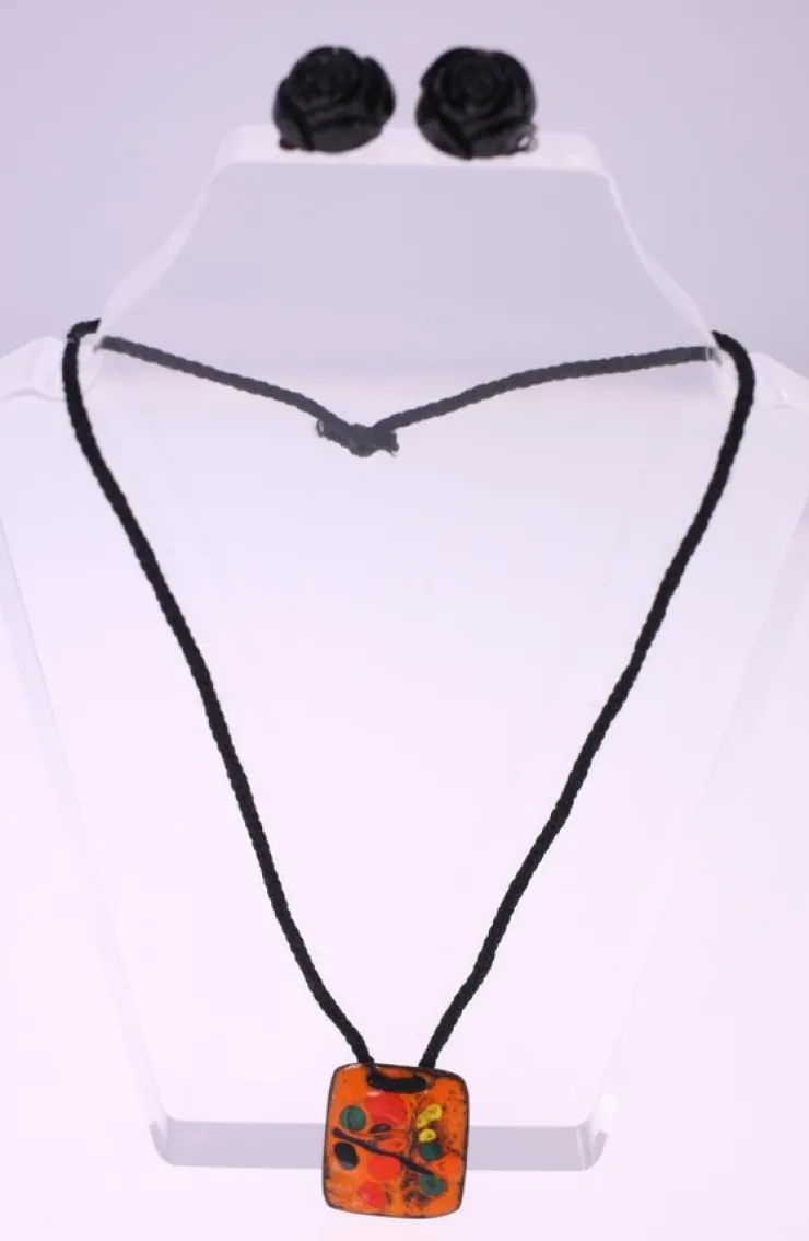 Tradera Vintage ladies metal pendant with painted enamel front + black plastic earrings> Smykkesæt