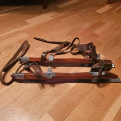 Tradera Vintage långfärdsskridskor Guldkronan i trä och metall från Gillbergs retro> Turskøjter