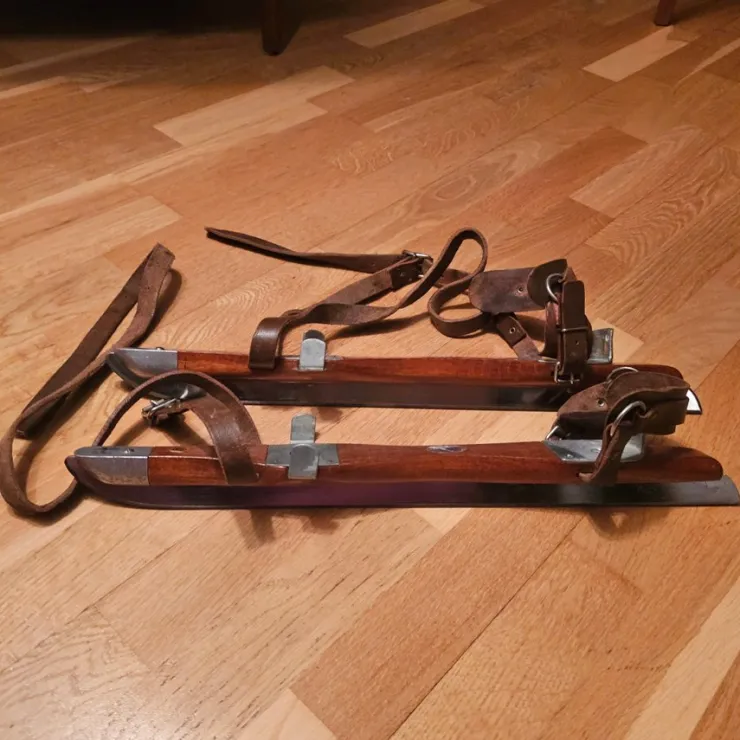 Tradera Vintage långfärdsskridskor Guldkronan i trä och metall från Gillbergs retro> Turskøjter
