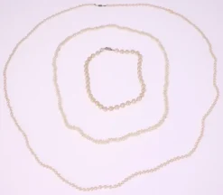 Tradera Vintage pearl necklaces-2 cultured pearl necklaces and a plastic pearl necklace> Smykkesæt