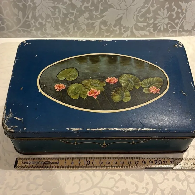 Tradera Vintage plåtburk med näckrosmotiv> Metalemballage